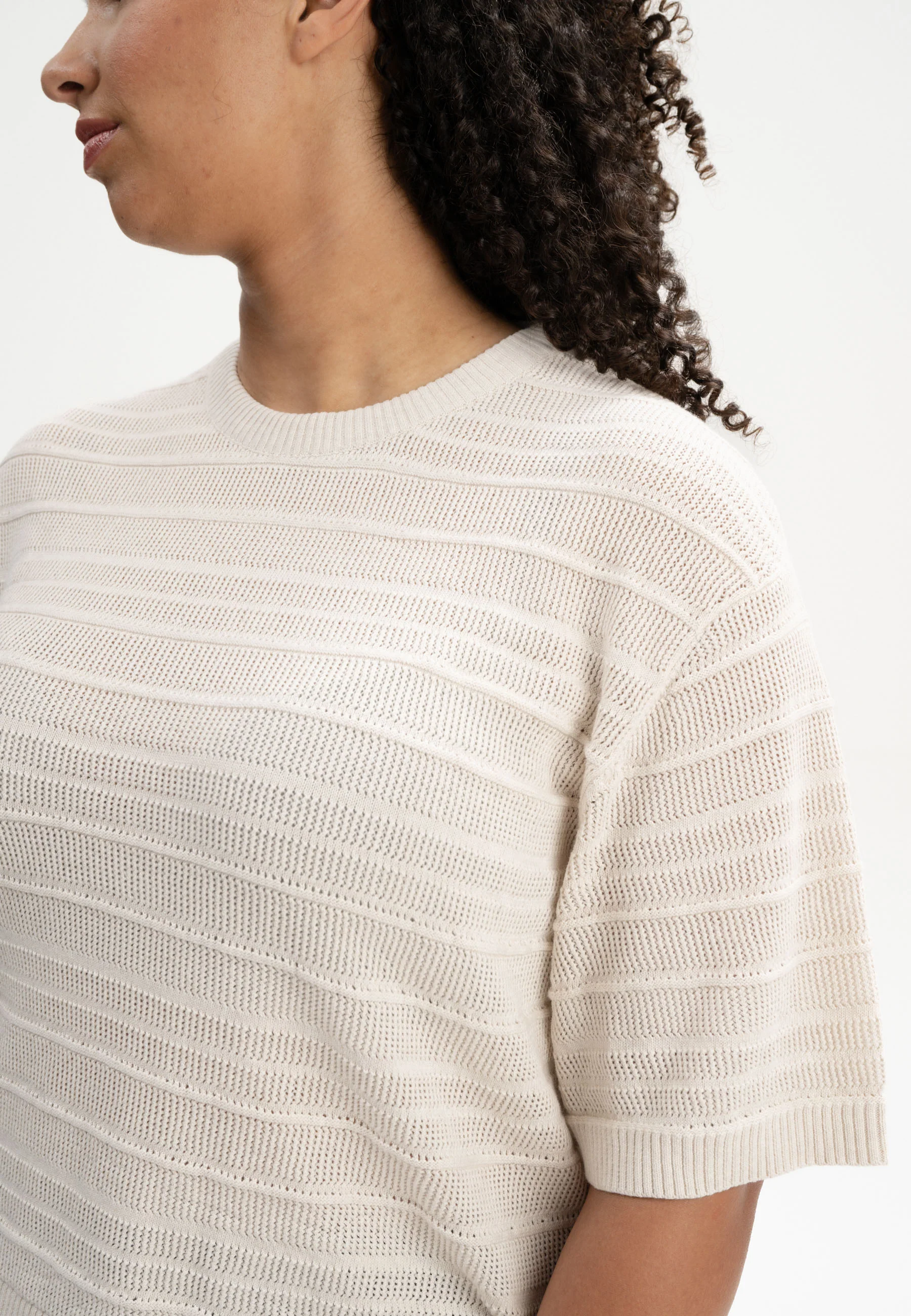 Strukturiertes Strick T-Shirt Style AROHI - Image 10